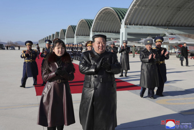 金正恩携女儿金主爱到一处空军联队视察