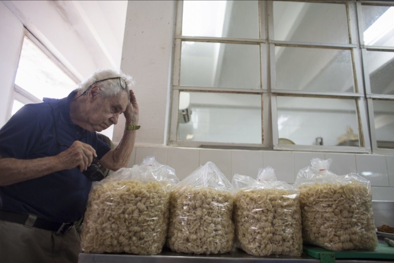 厄维特（Elliott Erwitt） 在古巴一个厨房取景，看着一包包意粉。