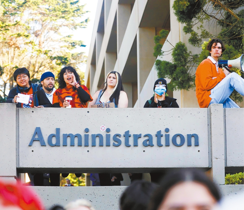 旧金山州大学生上周二（28日）示威抗议校方削减课程。 美联社
