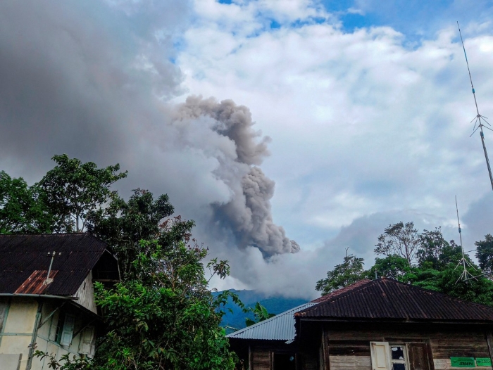 方圆数公里被火山灰云笼罩。