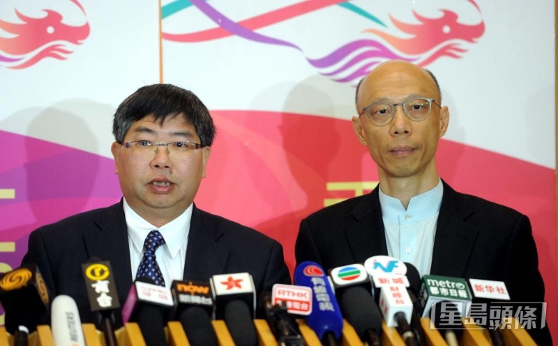 港府早在2016年推出《香港生物多样性策略及行动计划》，图为时任环境局局长黄锦星（右）和时任渔农自然护理署署长梁肇辉（左）。