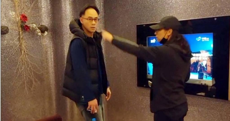 台湾知名篮球教练许智超与前三铁女选手前往汽车旅馆，遭妻子尾随逮获，质问他为什么跟其他女人开房间。