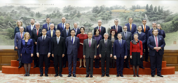 王毅集体会见欧盟及成员国驻华使节。 外交部