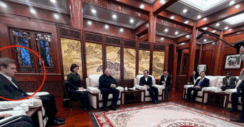 卢卡申科与北京大学党委书记郝平会晤，小儿子尼古拉（红圈）陪同。