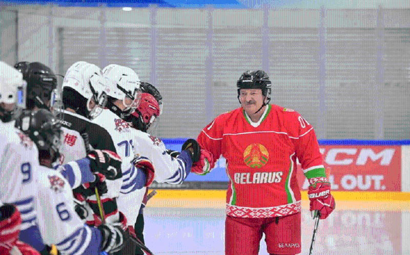 卢卡申科与北大冰球队进行友谊赛。