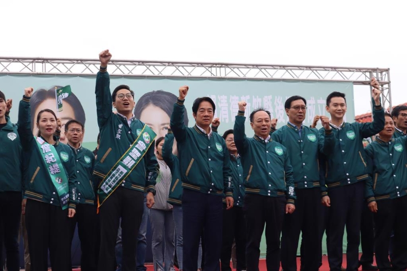 民进党2024参选人赖清德（左四）5日到新竹县竹东。