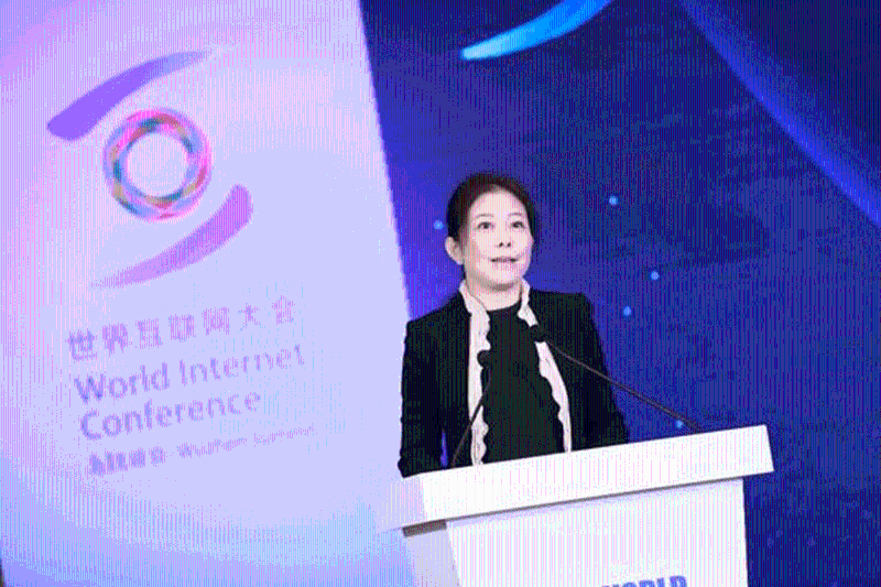 京东集团CEO许冉排名第20，是排名最高的华裔女性。