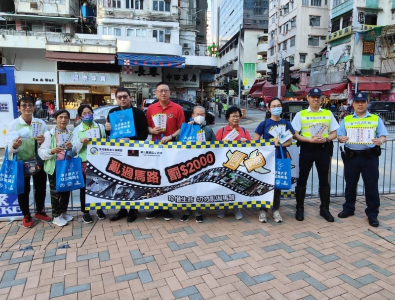 12月1日至8日期间，警方交通总部联同总区道路安全组，在全港多区向行人宣传安全过马路的讯息，并大派道路安全吉祥物熊sir的纪念品。