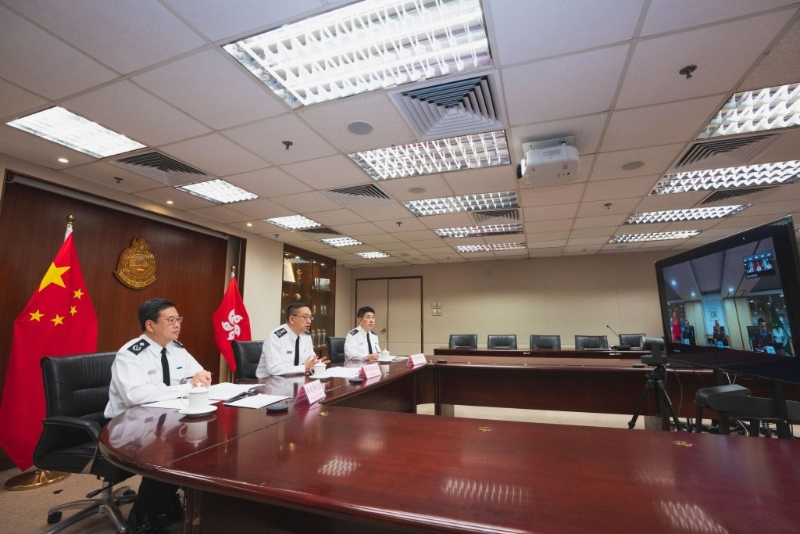 郭俊峯在入境处总部与澳门治安警察局局长吴锦华进行视像会议。