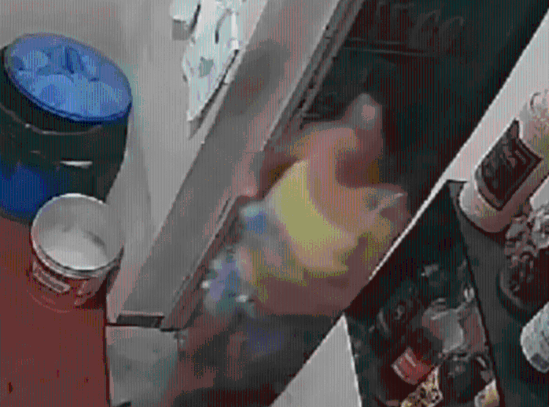 从监控拍到的视频所见，安娜拿着一樽据信是火酒的易燃液体走入房间。