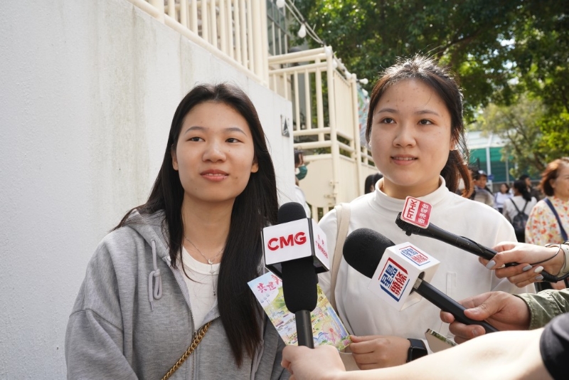 「首投族」模小姐及张小姐在广州读书特到回港投票。