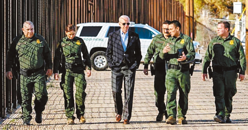 图为总统拜登在1月8日访问德州埃尔帕索的美墨边境时，与海关和边境保护局官员交谈。 资料图片