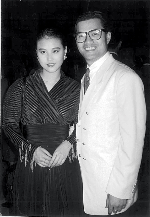 吕良伟、周海媚1986年拍《小岛风云》挞着，两年后到美国“秘婚”，不过原来当年吕良伟搞乌龙，两人只有登记，并未正式注册结婚。