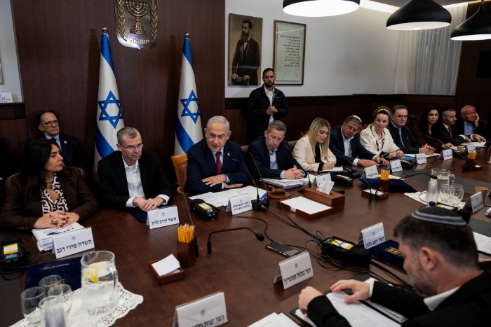 以色列总理内塔尼亚胡召开内阁会议，商讨战争策略。