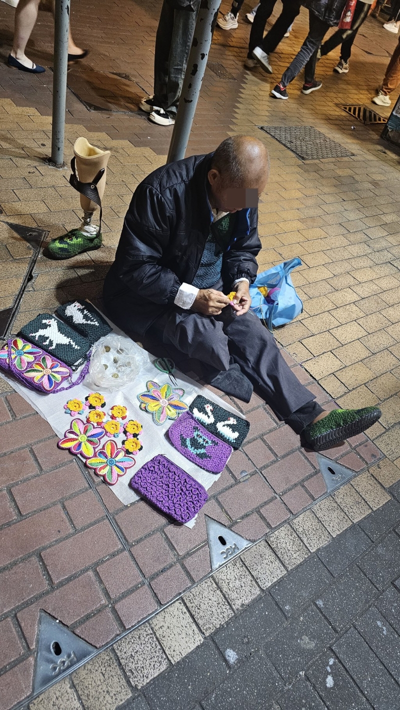 旺角砵兰街有残疾长者摆卖冷线编织而成的手工艺术品。 徐裕民摄