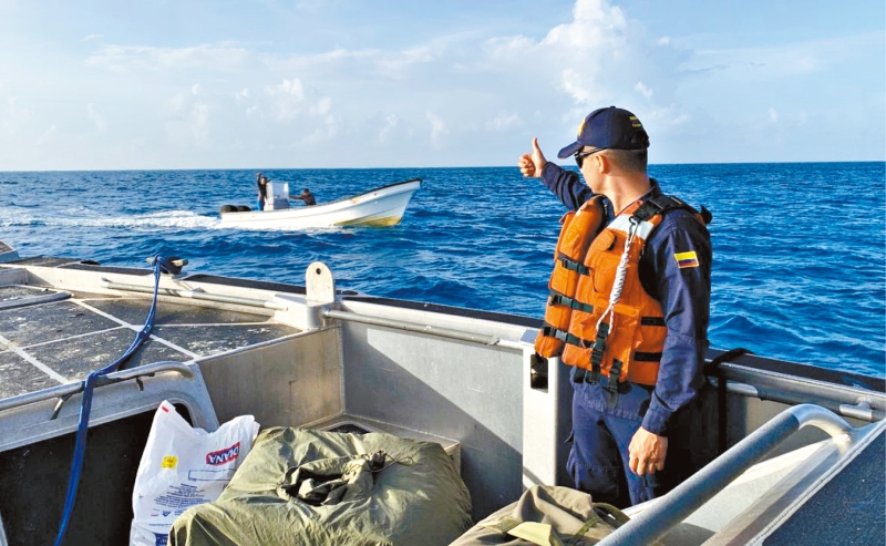 部分偷渡客宁愿取道海路躲避丛林路线，图为一艘渔船经过阿尔伯克基岛附近的一艘尼加拉瓜海军巡逻船。 华尔街日报图片