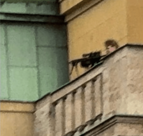 枪手在屋顶向大学内人群开枪