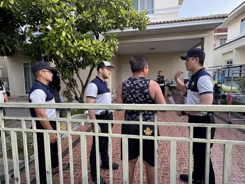 泰国“将军级杀手”（右二）在家中被警方逮捕。 泰国警方
