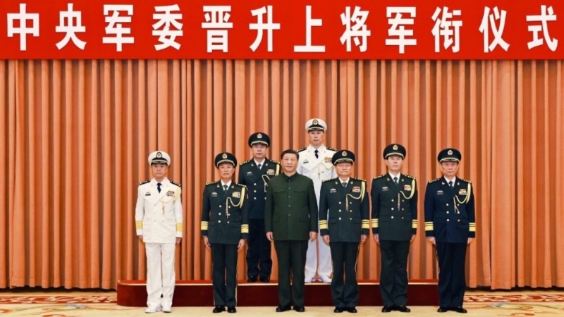 海军司令员胡中明（后右）昨天晋升为上将。