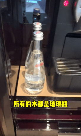 还有品牌玻璃瓶装水。