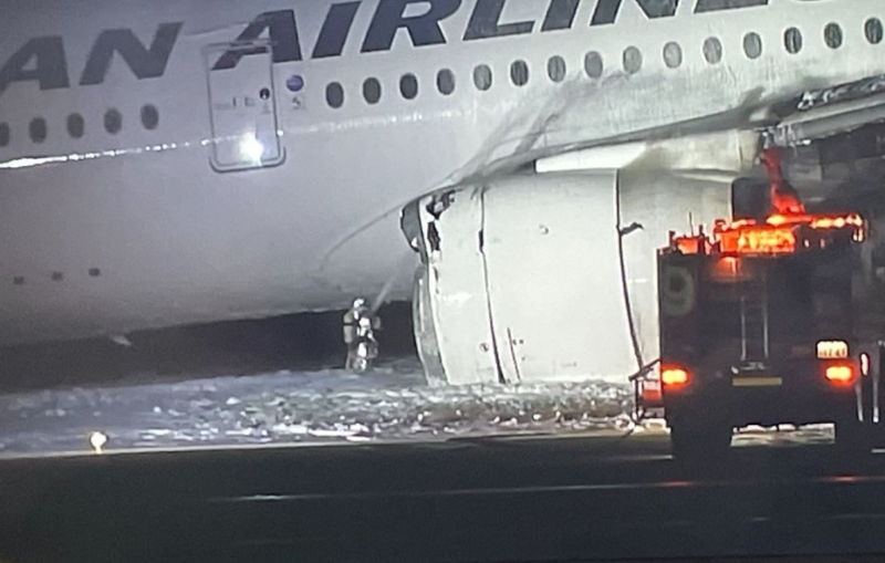 日本航空公司飞机在羽田机场降落时发生爆炸，当地消防员正在扑救。