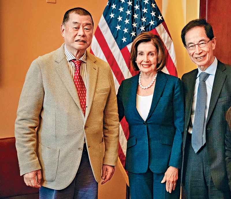 Former American House Speaker Pelosi (Middle) (middle) has been uploaded to take a photo with the founder of the One Media Group Li Zhiying and the Democratic Party's founder Li Zhuming and others in its Twitter account.