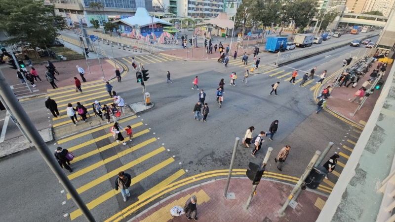 沙田沙角街与逸泰街交界十字路口经常有市民打斜过马路。