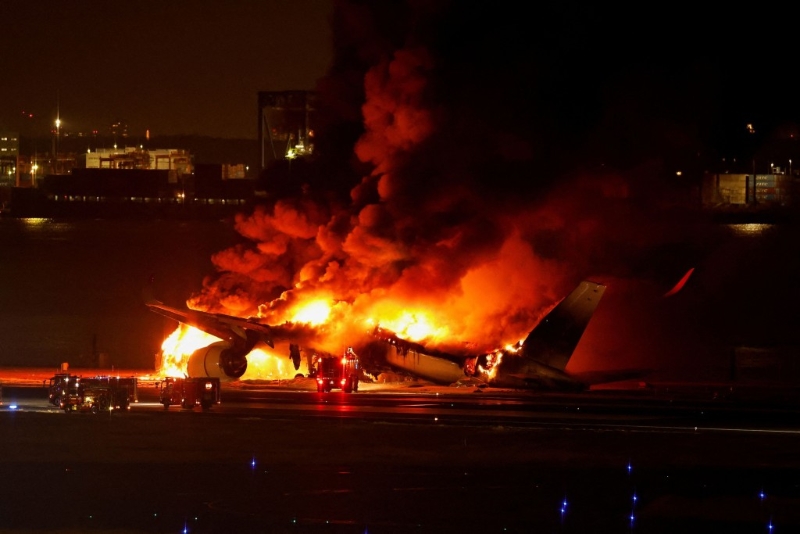 日本航空JAL516客机在东京羽田机场与海上保安厅飞机擦撞起火，造成5死1重伤事件。路透社