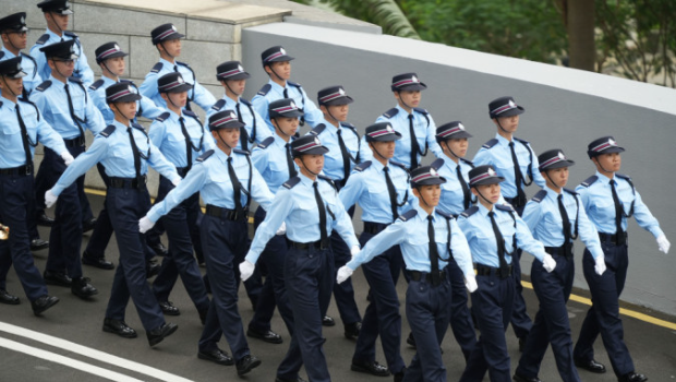 保安局局长邓炳强表示，自调整入职要求后8个月，每月投考警员、见习督察和辅警的人数，平均增加五成半至九成。