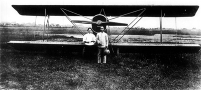 中国第一架军用飞机“乐士文1号”在大沙头成功试飞。