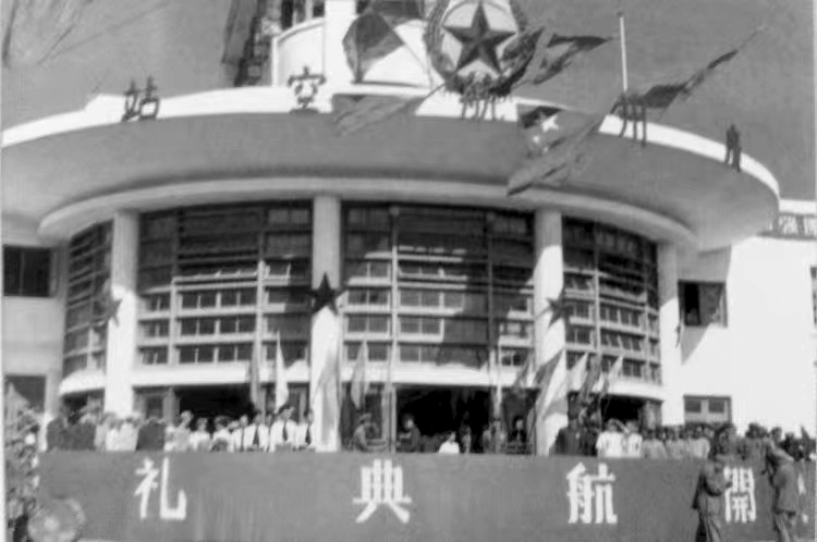 1950年8月，广州白云机场航站楼前举行广州-汉口-天津航线开航典礼。