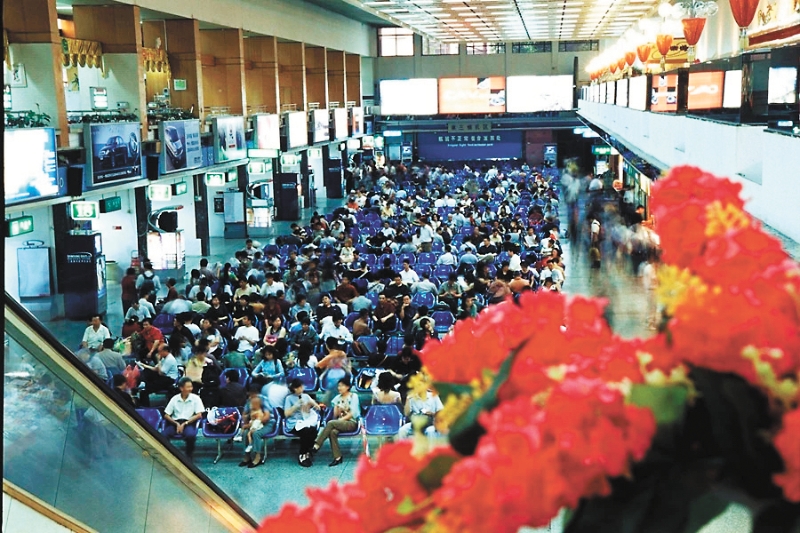 旧白云机场，候机大厅内坐满了旅客。（白云国际机场供图，戴穗恩摄）