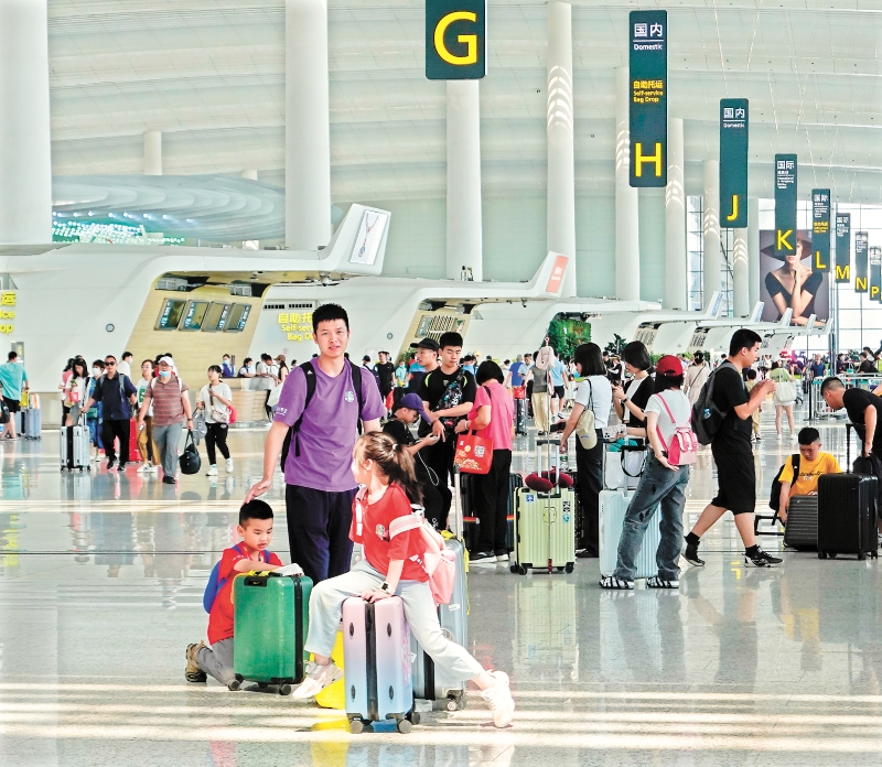 白云国际机场二号航站楼，旅客来来往往。