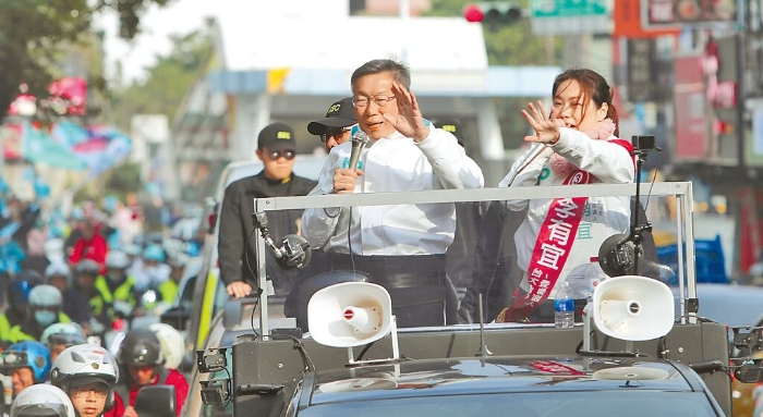 民众党候选人柯文哲（左）10日在民众党“立委”候选人李有宜（右）陪同，在新北市芦洲以车队扫街，争取民众的支持。