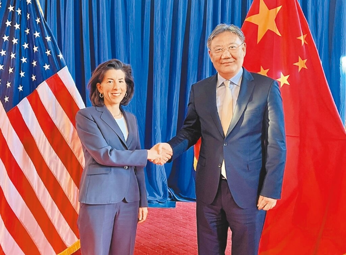 图为王文涛与雷蒙多2023年5月在美国华盛顿会谈。