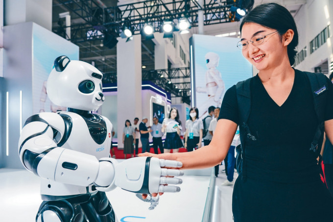 一名女士在北京与智能机器人握手