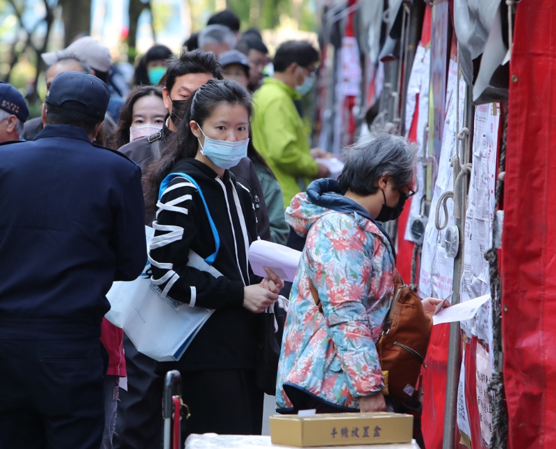 许多选民一早就前往投票所