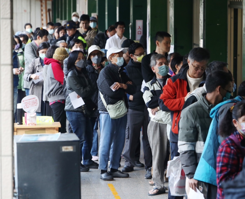 民众在北市大安中学投票所排队等候投票