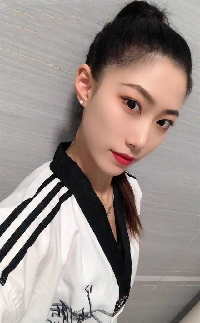 姜玉环曾获全国跆拳道精英赛女子团体第一名的好成绩。