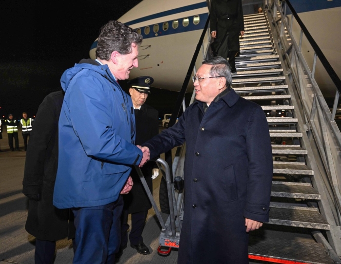 李强抵达都柏林对爱尔兰进行正式访问。