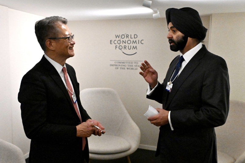 财政司司长陈茂波昨日（达沃斯时间1月16日）继续在瑞士达沃斯出席世界经济论坛年会。 图示陈茂波（左）与世界银行集团行长彭安杰（右）会面。