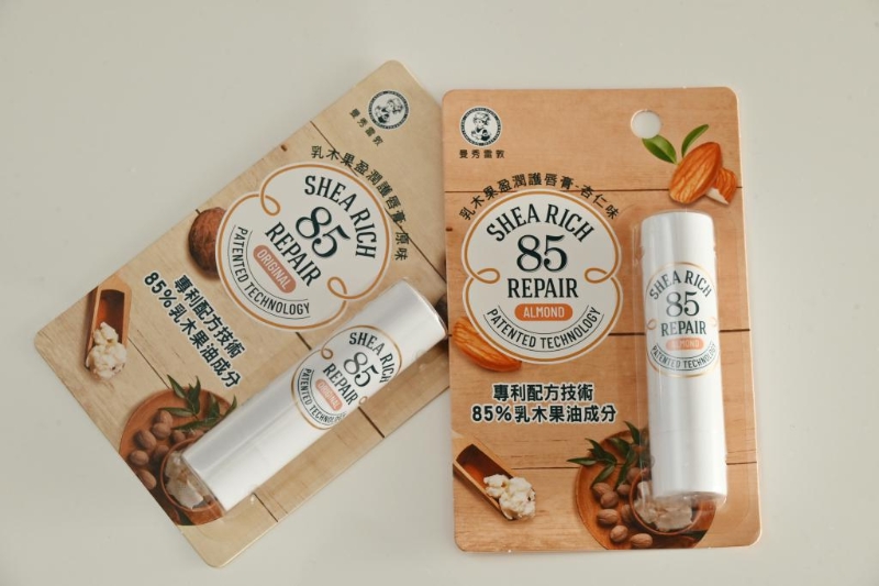 乳木果盈润护唇膏采用高浓度专利配方，含85%乳木果油，是曼秀雷敦的热卖王牌产品之一。