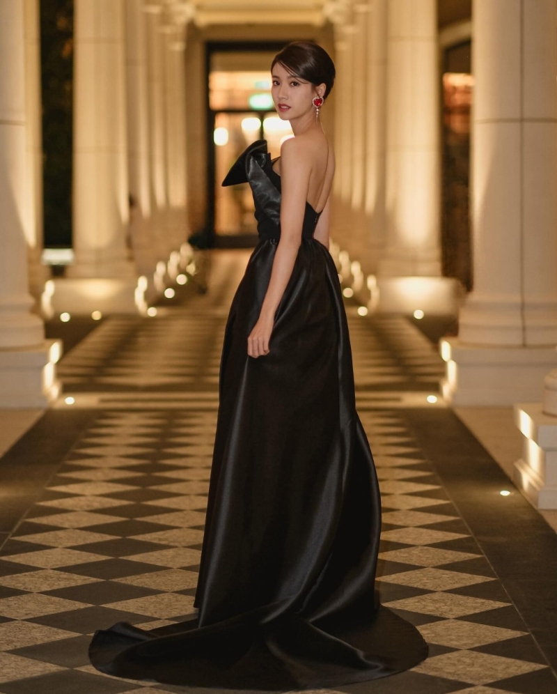 蔡思贝的长裙有低胸设计，全身黑色，更添神秘感。