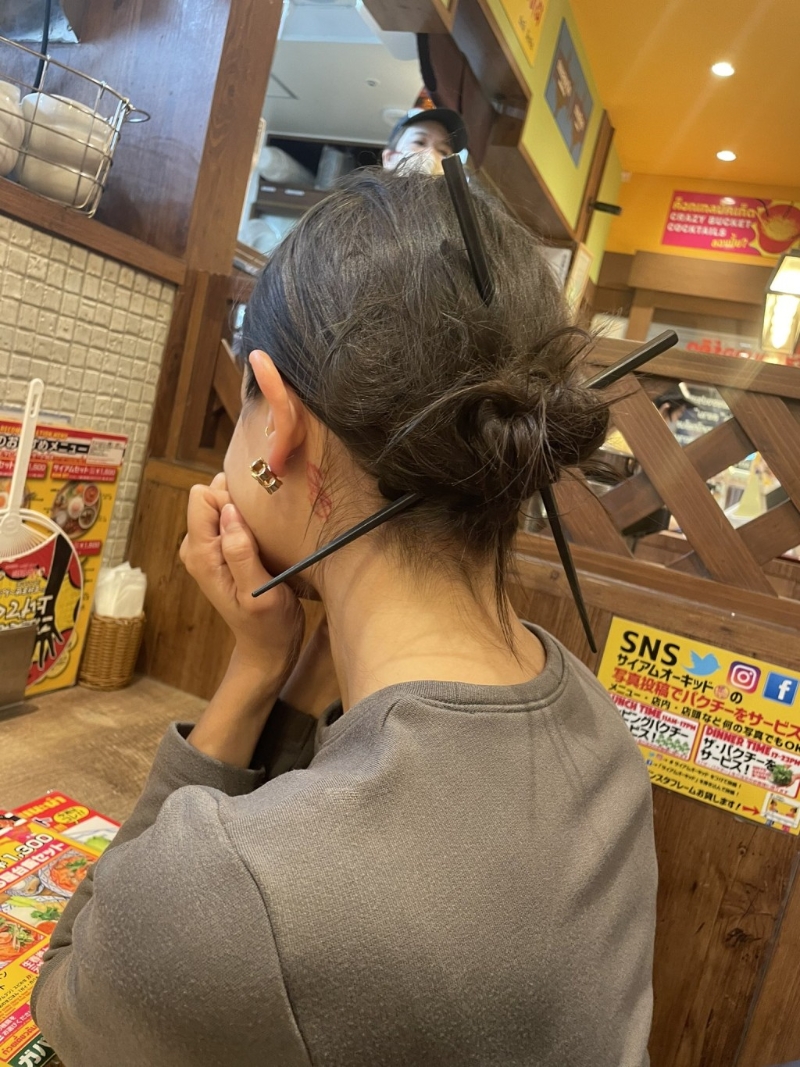 Juliana Brown炫耀用食肆筷子扎头发的照片引发热议。 X