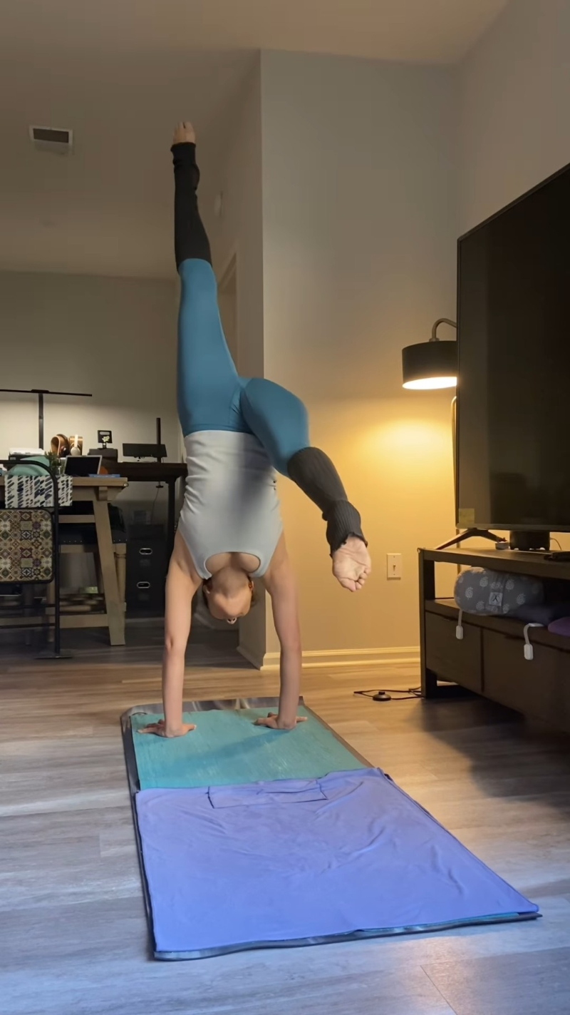 昨日又分享一段做瑜伽的影片。