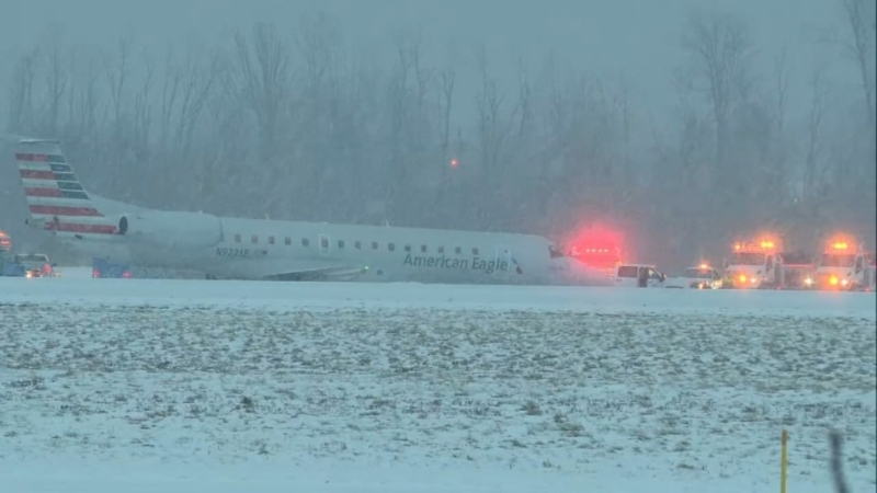 美国之鹰航空一架客机在纽约州一个机场降落时，因为大雪而滑出跑道，幸而没有人受伤。网上图片