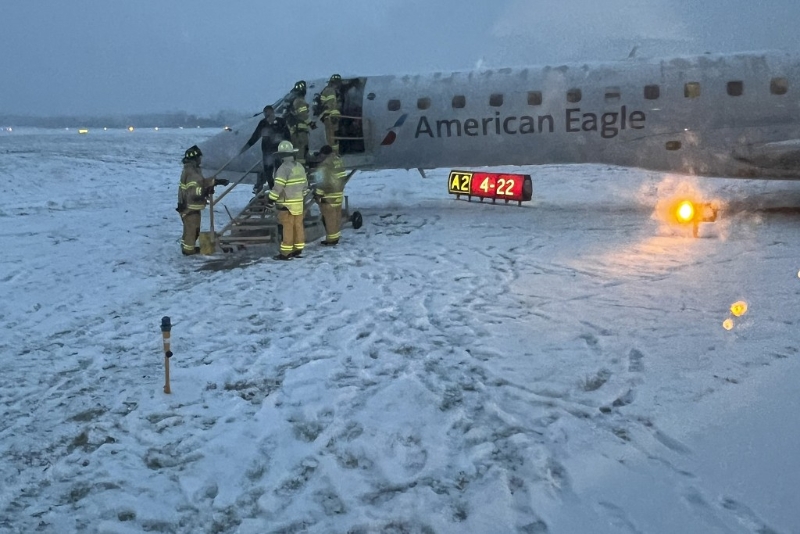 消防员协助美国之鹰航空的乘客疏散。美联社