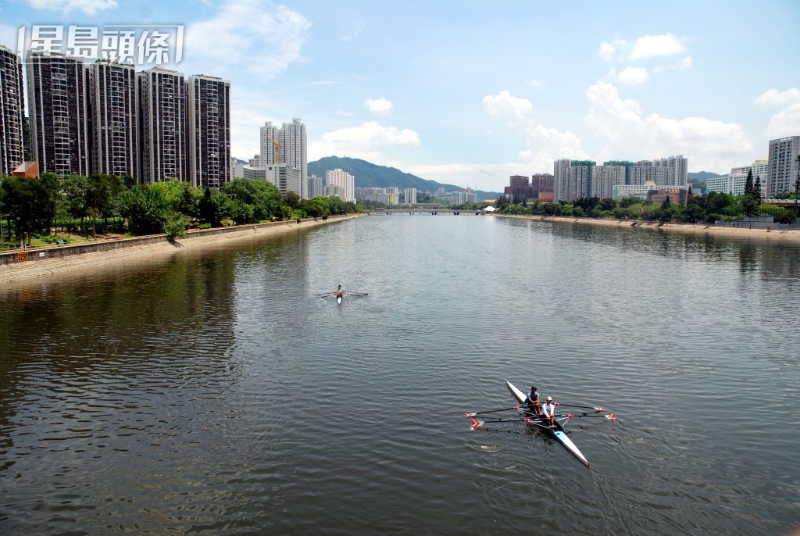 不少市民在城门河进行水上活动。