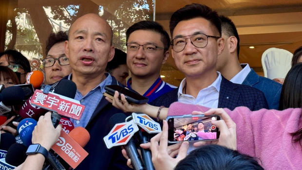 图为国民党不分区“立委”当选人韩国瑜（左）与“立委”当选人江启臣（右）19日在餐叙后一起受访。