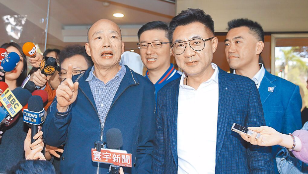 国民党不分区“立委”当选人韩国瑜（左）与“立委”江启臣（右）角逐“立法院”正副院长。
